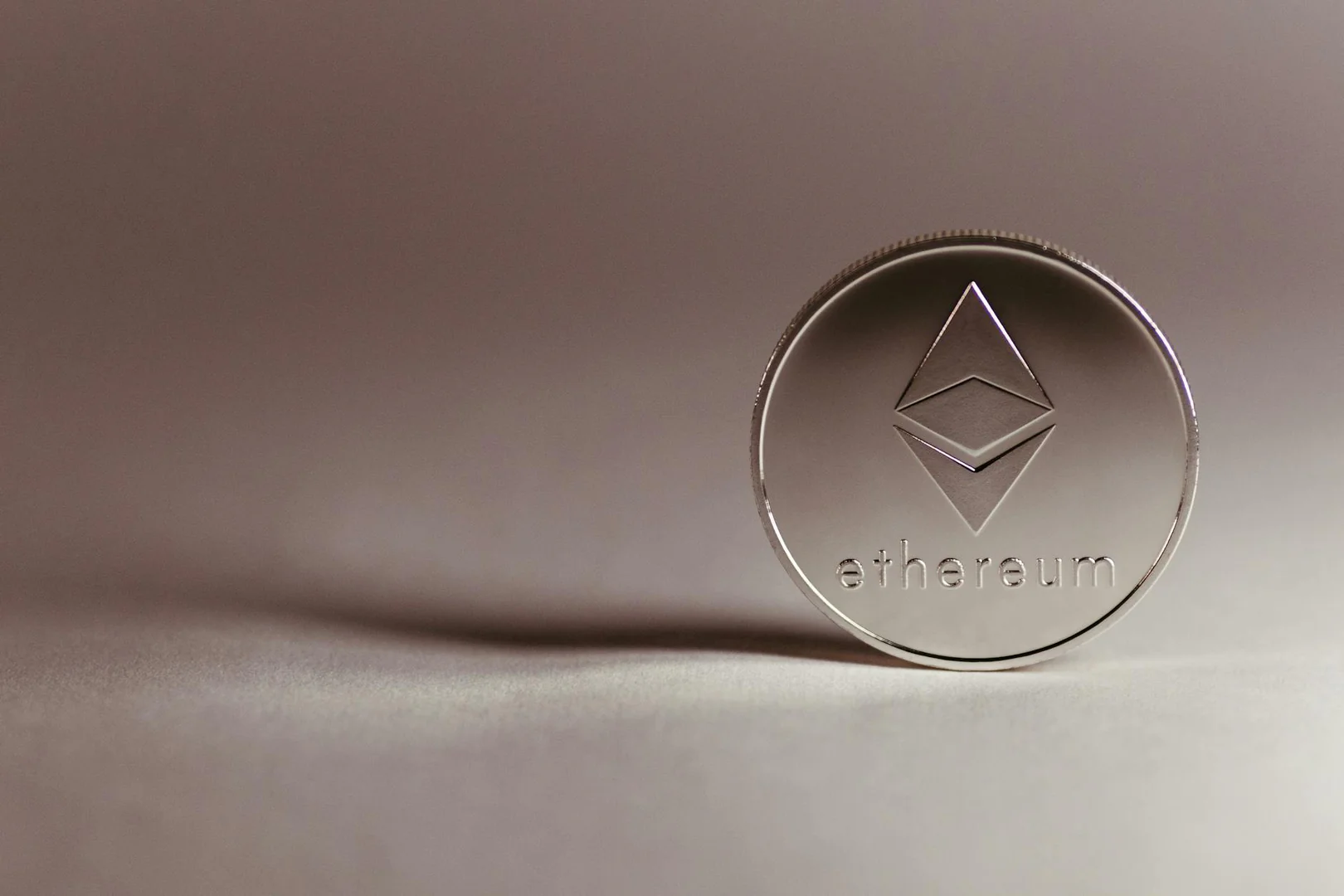 Ethereum bei $2.000: Kurzfristige Chancen und Risiken für Schweizer Finanzakteure