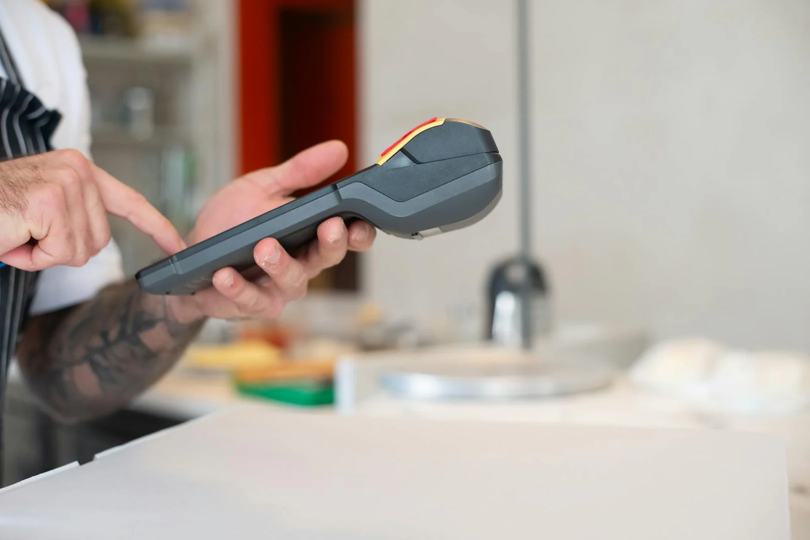 Hotel & Restaurant Finance Automation: POS, Inventory & RevPAR automatisch tracken