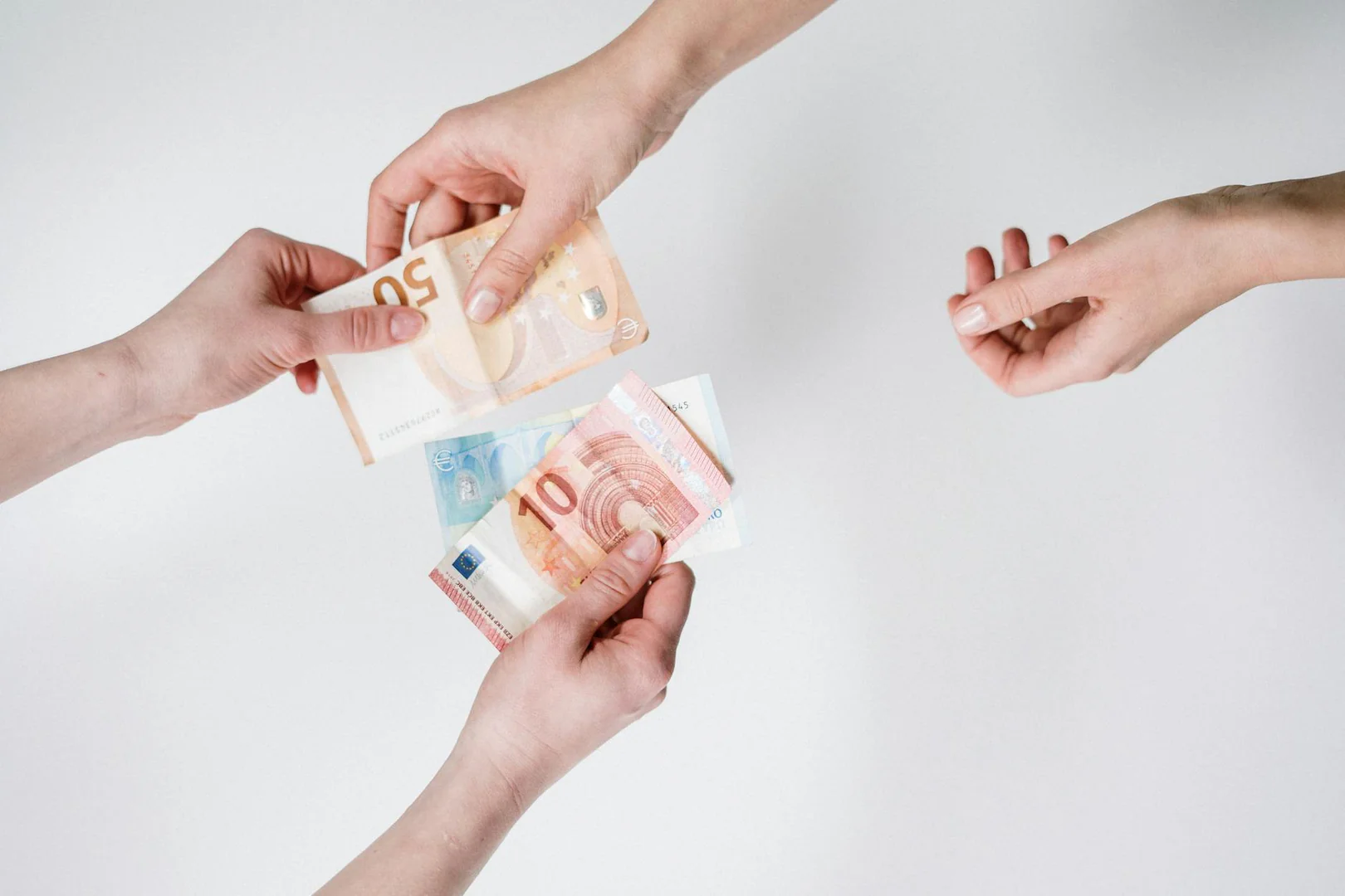 Preisüberwacher kritisiert hohe Gebühren bei Banktransfers und Kontoschliessung