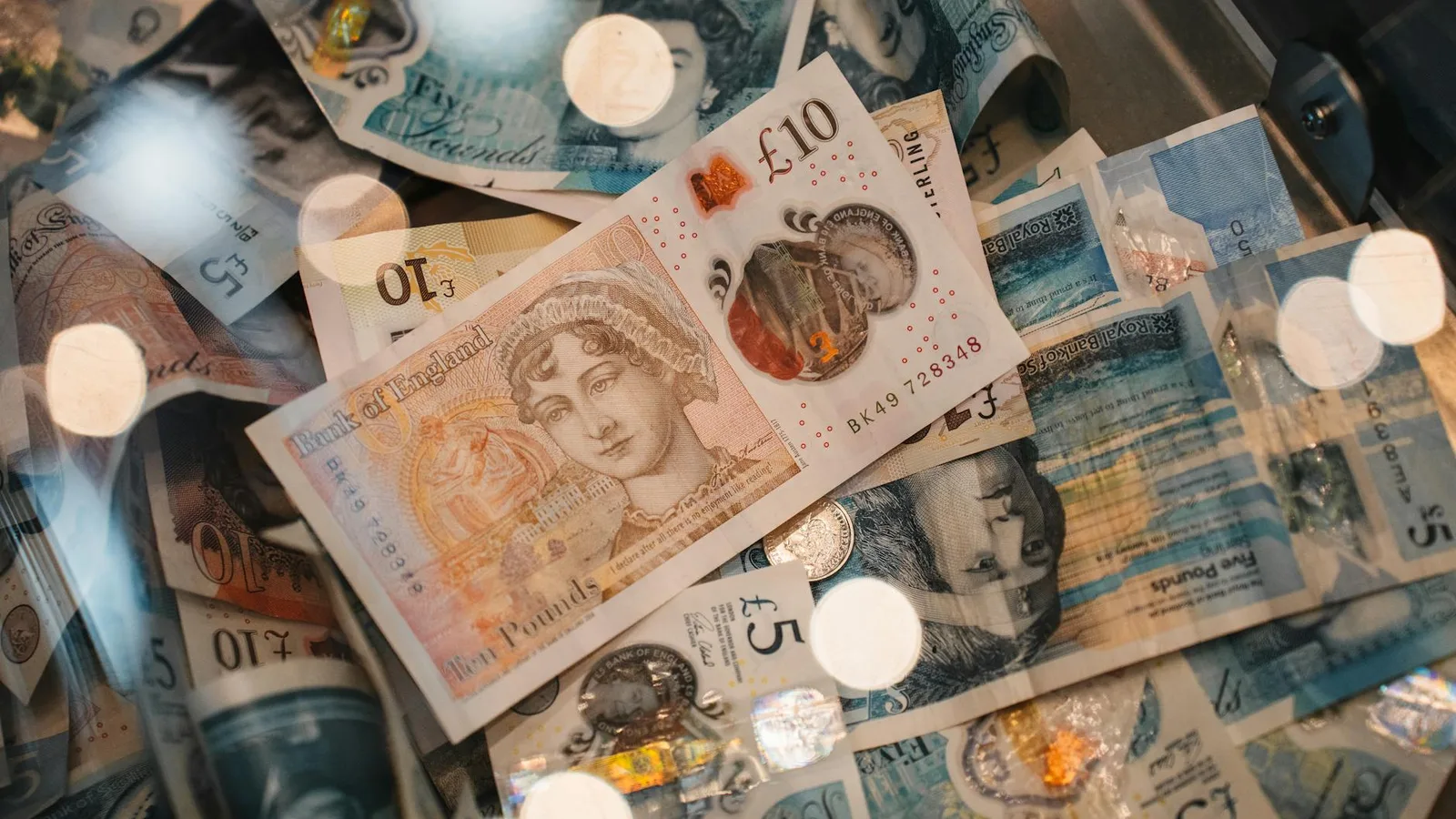 UK-Hauptstraßen gehen bargeldlos: Was Schweizer Finanzdienstleister beachten müssen